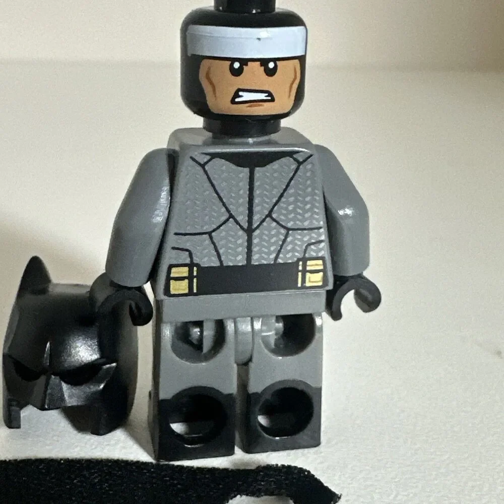 Lego Batman sh0437 Set 76086 - Dark Bluish Gray Suit Gold Belt Minifigure